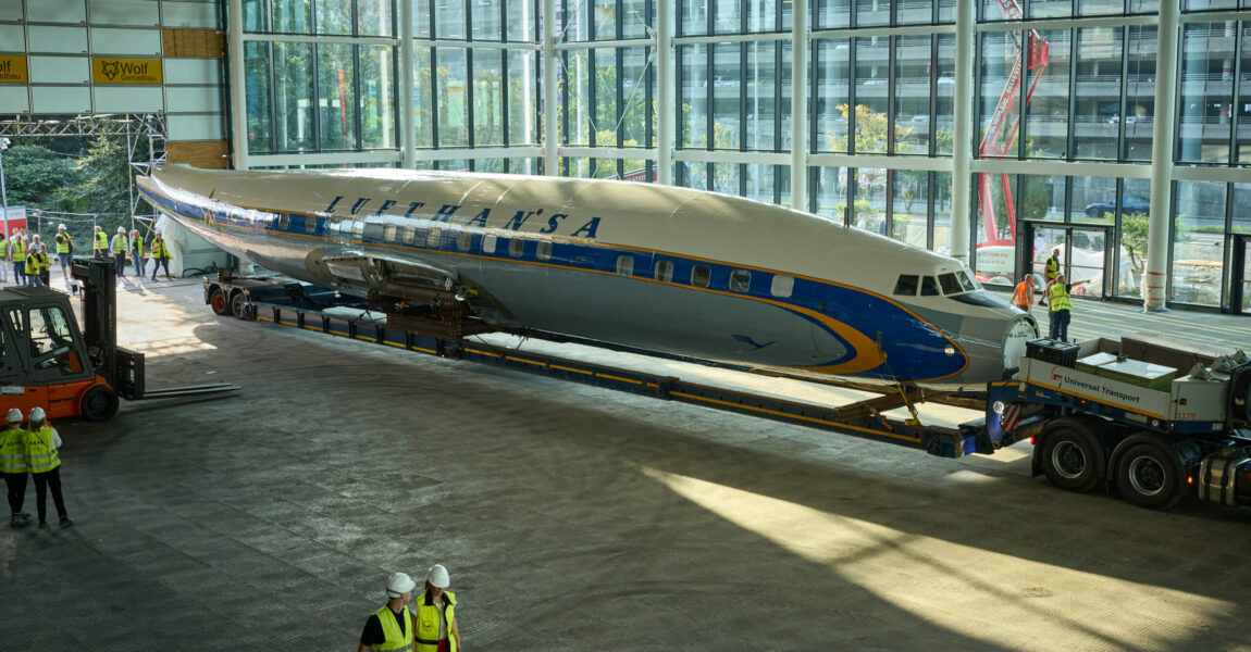 Einzug der in Originalfarben lackierten Lockheed 