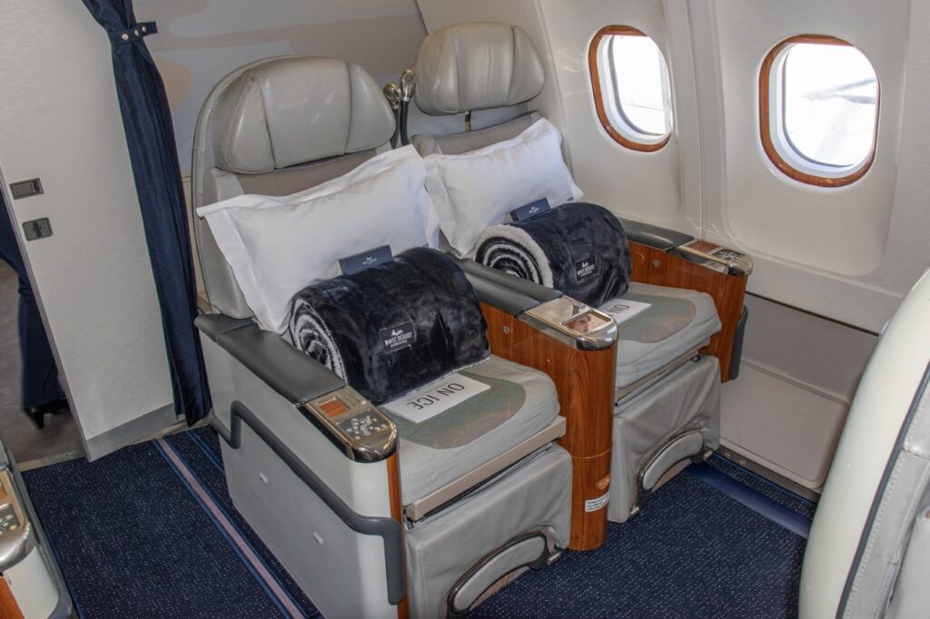 Jeder Passagier erhält einen Kälteschutzanzug, der auf dem Sitz bereit liegt.