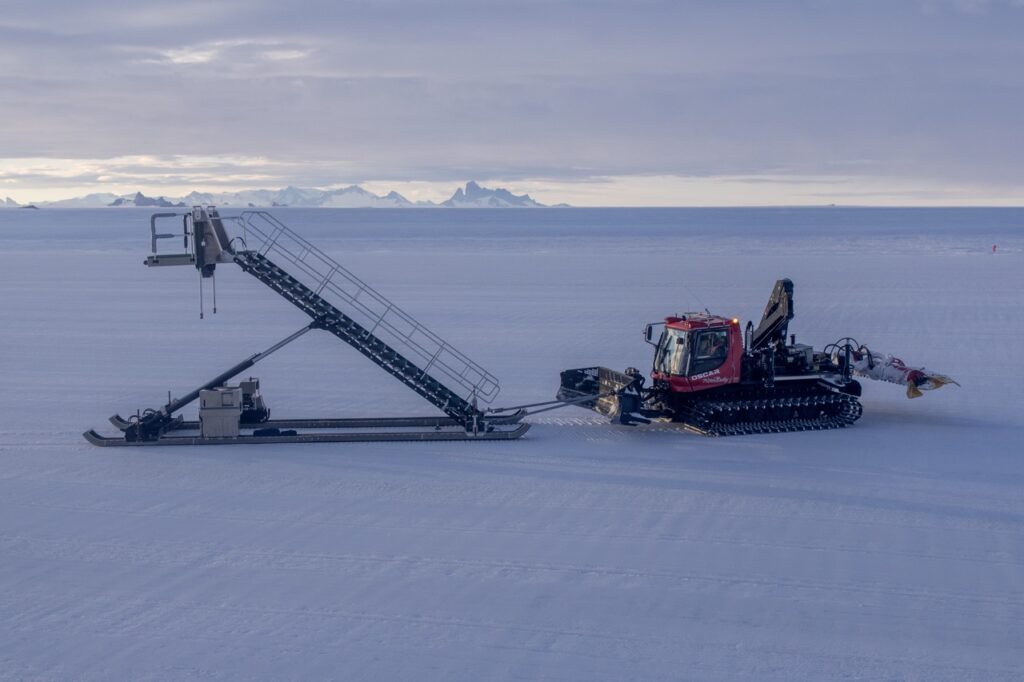 Die Bodengeräte stehen auf Kufen im Eis.