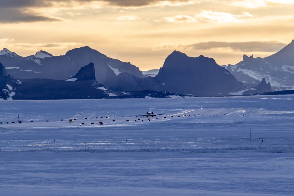 Der Blick auf die Berge rund um die Runway ist atemberaubend.