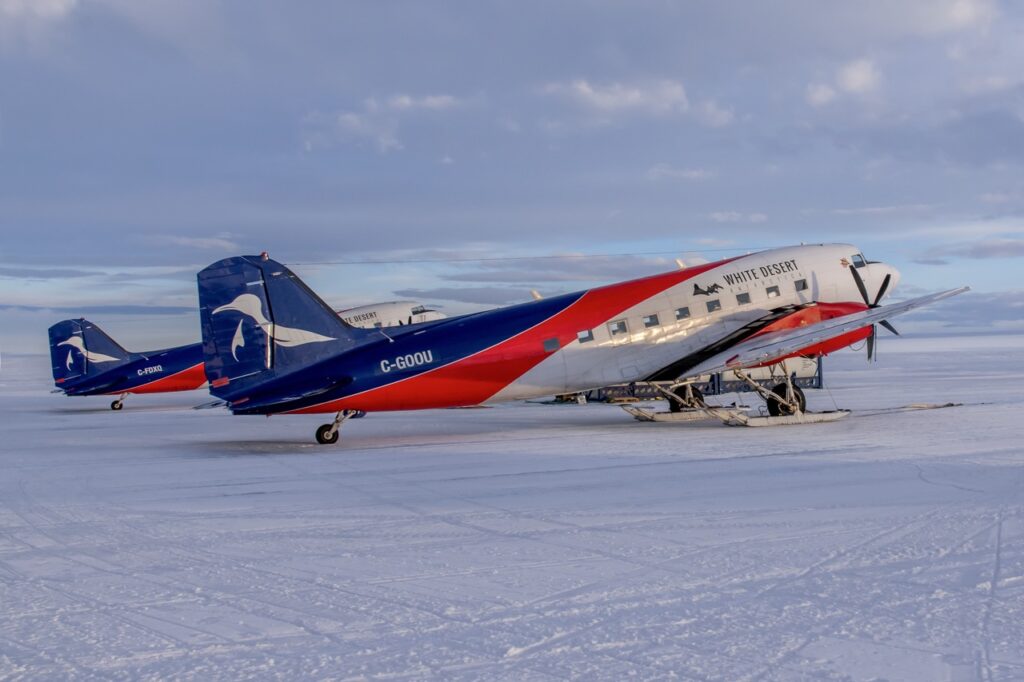 Mit den Turboprop-DC3-Umbauten von Basler werden Ausflüge bis an den Südpol unternommen.