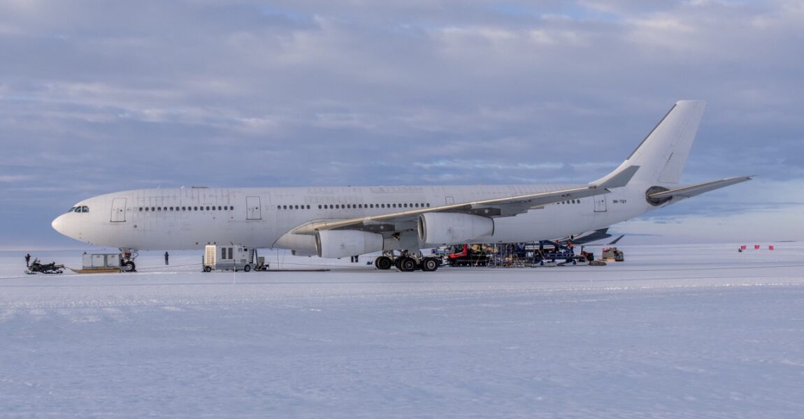 Die A340 von Hi Fly parkt in der Antarktis.