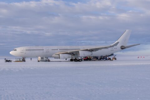 Die A340 von Hi Fly parkt in der Antarktis.