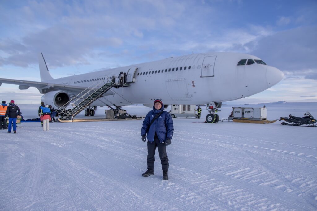 Autor Ralf Plechinger vor dem Airbus von Hi Fly.