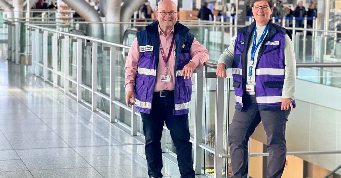 Matthias Hiller und seine Kollegin Mechthild Foldenauer am Stuttgarter Flughafen.