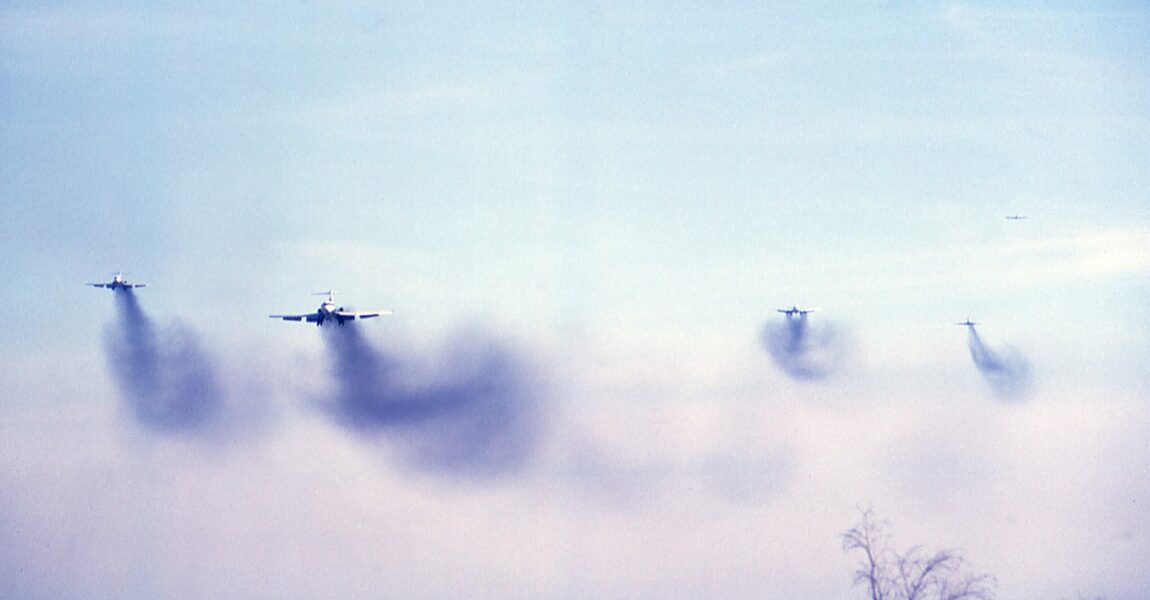 Dieses Foto aus den sechziger Jahren zeigt Boeing 727 mit frühen Versionen des JT8D im Anflug auf Los Angeles. Dieses war lange, bevor verbesserte Modelle auf den Markt kamen denen die Ingenieure das Rauchen 