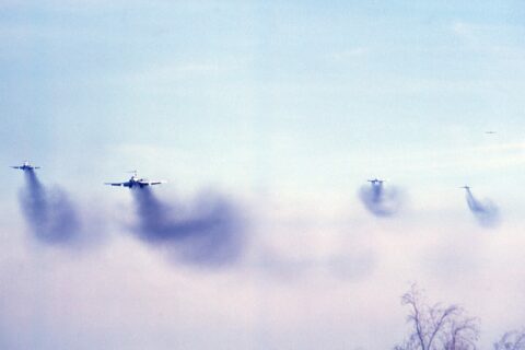 Dieses Foto aus den sechziger Jahren zeigt Boeing 727 mit frühen Versionen des JT8D im Anflug auf Los Angeles. Dieses war lange, bevor verbesserte Modelle auf den Markt kamen denen die Ingenieure das Rauchen 