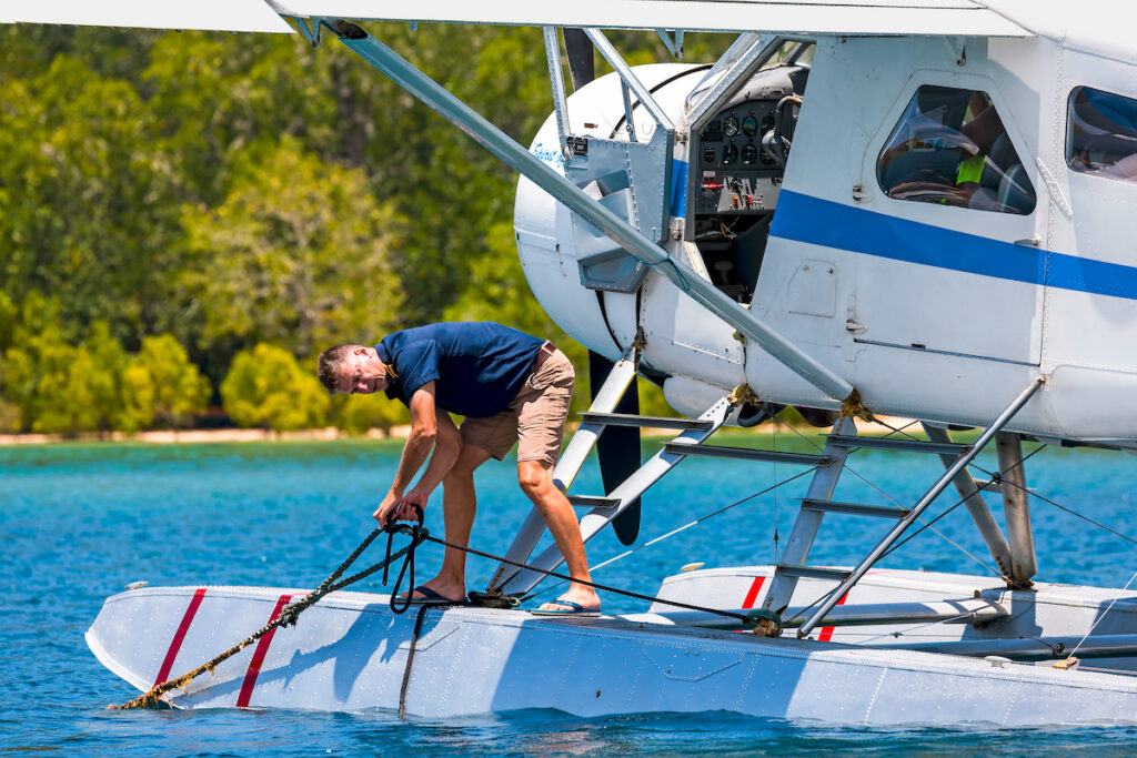 Pilot auf Wasserflugzeug barfuß