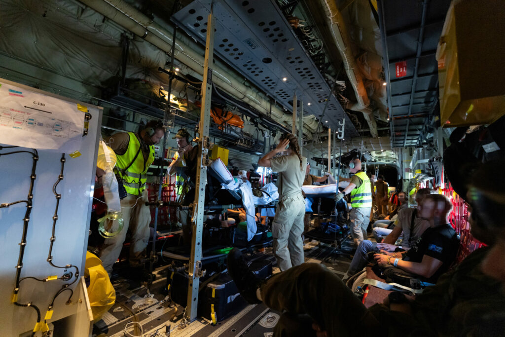 Ukrainische Kriegsopfer werden an Bord einer Hercules der norwegischen Luftwaffe vom polnischen Rzeszów zur Versorgung in europäischen Krankenhäusern ausgeflogen. Die C-130J wird für diese Einsätze zu einer fliegenden Klinik umgerüstet.