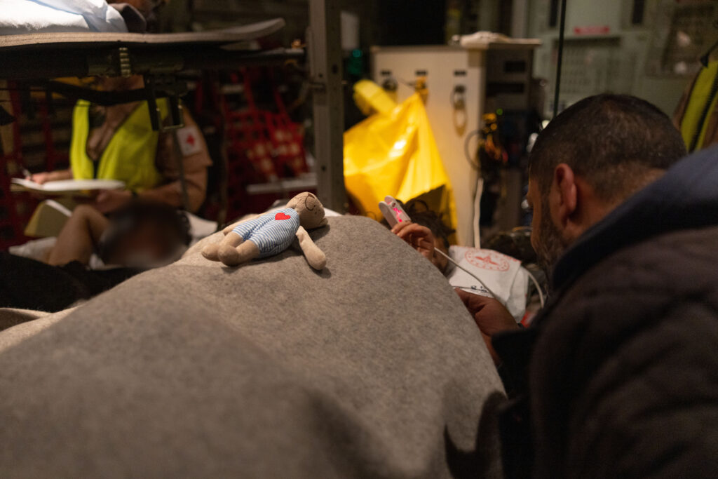 Leider zählen viele Kinder zu den Opfer von Kriegshandlungen und Katastrophen. So wie am 6. Februar 2023, als auch kleine Patienten mit der norwegischen Hercules nach einem Erdbeben aus der Türkei ausgeflogen wurden.