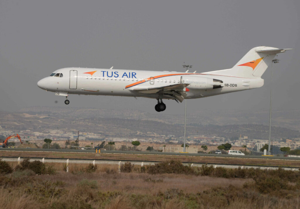 Eine Fokker 70 der TUS Airways im Anflug auf Larnaka, Zypern..