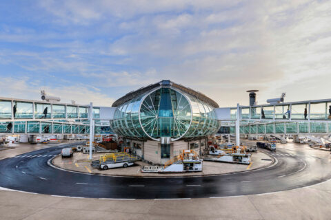 Das Terminal 2F am Flughafen Paris Charles de Gaulle. Wer einen Flug von einem anderen Abfertigungsgebäude erreichen muss, wird jetzt effizient unterstützt.