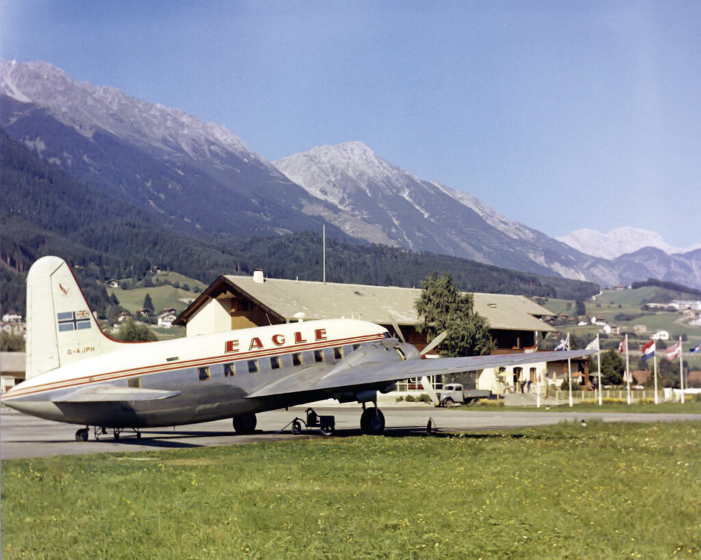 Flugzeug Vickers Viking vor den Alpen am Flughafen Innsbruck