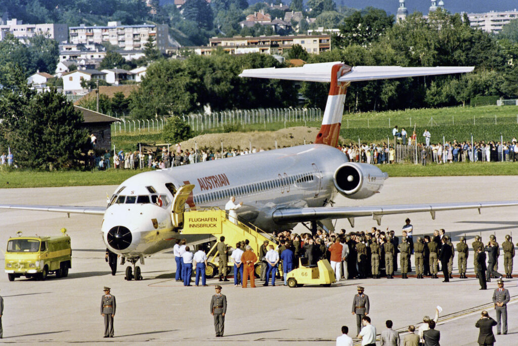 Papst Johannes Paul II steigt aus einem Flugzeug von Austrian in Innsbruck aus