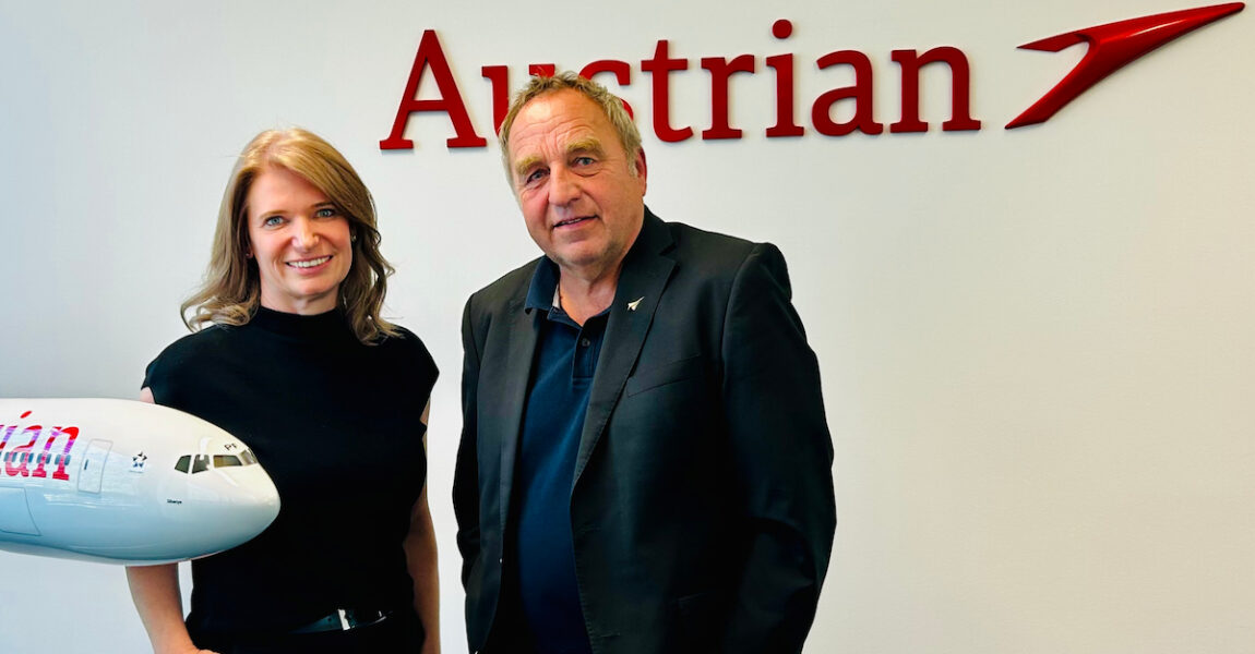 Annette Mann, CEO der Austrian Airlines, zusammen mit AERO-INTERNATIONAL-Mitarbeiter Kurt Hofmann.