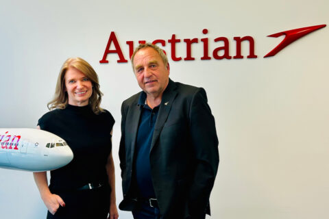 Annette Mann, CEO der Austrian Airlines, zusammen mit AERO-INTERNATIONAL-Mitarbeiter Kurt Hofmann.