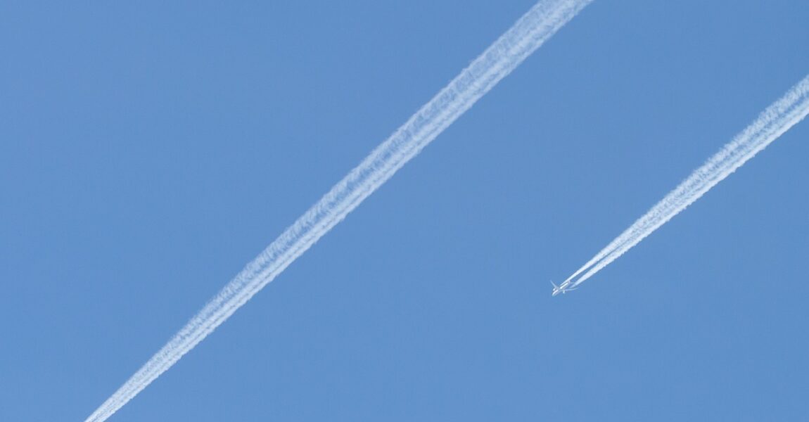 Flugzeuge hinterlassen gut sichtbare Kondensstreifen am Himmel – ein Zeichen für den regen Luftverkehr über unseren Köpfen. Doch wie viele Flugzeuge fliegen am Tag? 