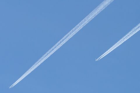Flugzeuge hinterlassen gut sichtbare Kondensstreifen am Himmel – ein Zeichen für den regen Luftverkehr über unseren Köpfen. Doch wie viele Flugzeuge fliegen am Tag? 