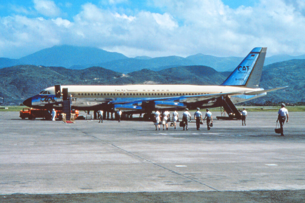 CV 880 der Civil Air Transport aus Taiwan auf Rollfeld