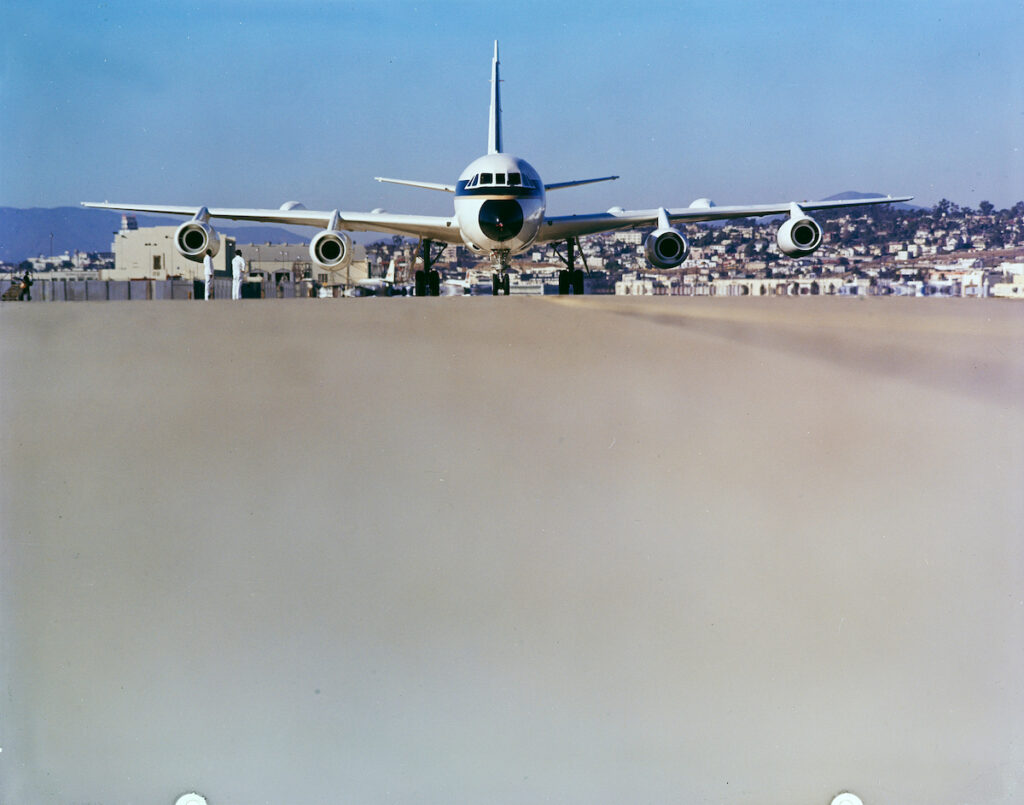 Flugzeug CV 990 von vorne