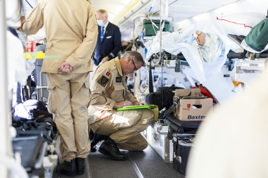Patienten werden an Bord der SAS Boeing 737 vom medizinischen Personal der norwegischen Streitkräfte behandelt.