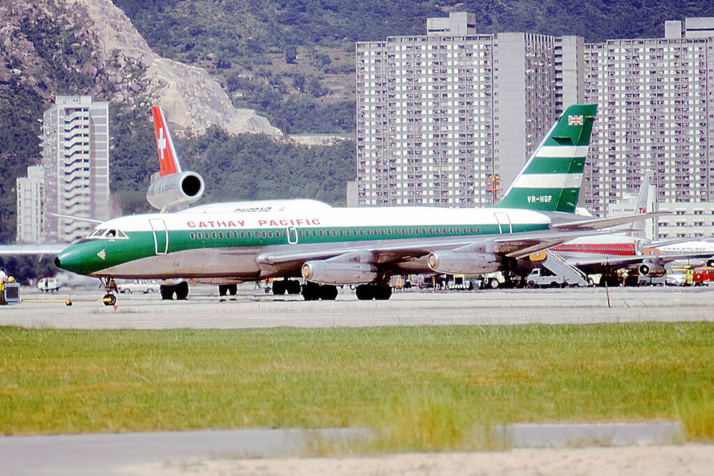 Flugzeug von Cathay Pacific auf Rollfeld