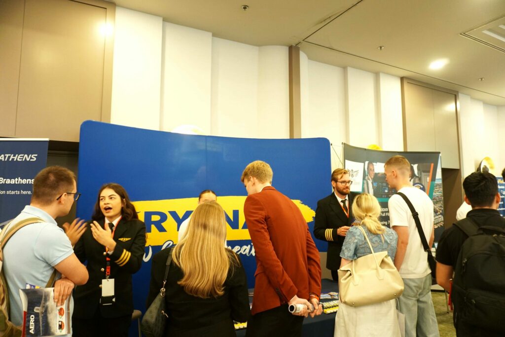 Viele junge Leute vor dem Ryanair Stand auf der PCL