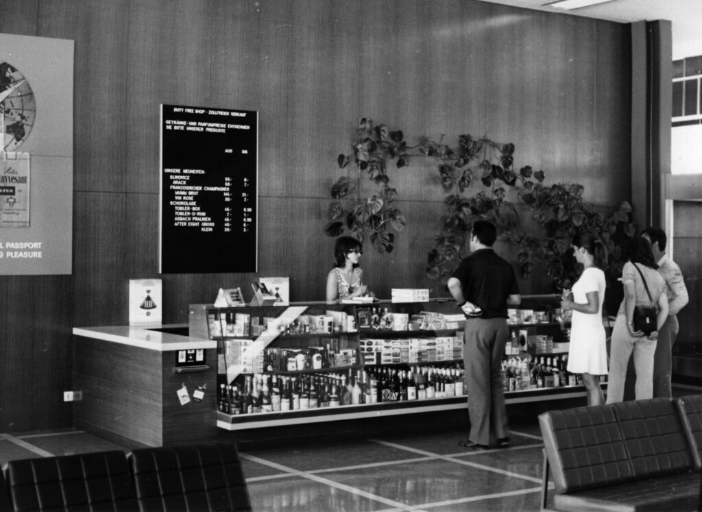 Duty-Free-Shop am Innsbrucker Airport mit vergleichsweise wenig Fluggästen