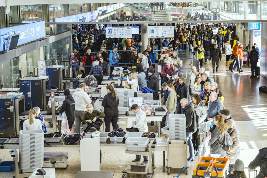 Terminal des Flughafen Innsbruck mit vielen Fluggästen