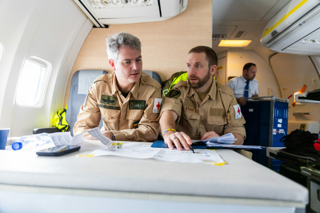 Lagebesprechung an Bord der MEDEVAC-Boeing von SAS.