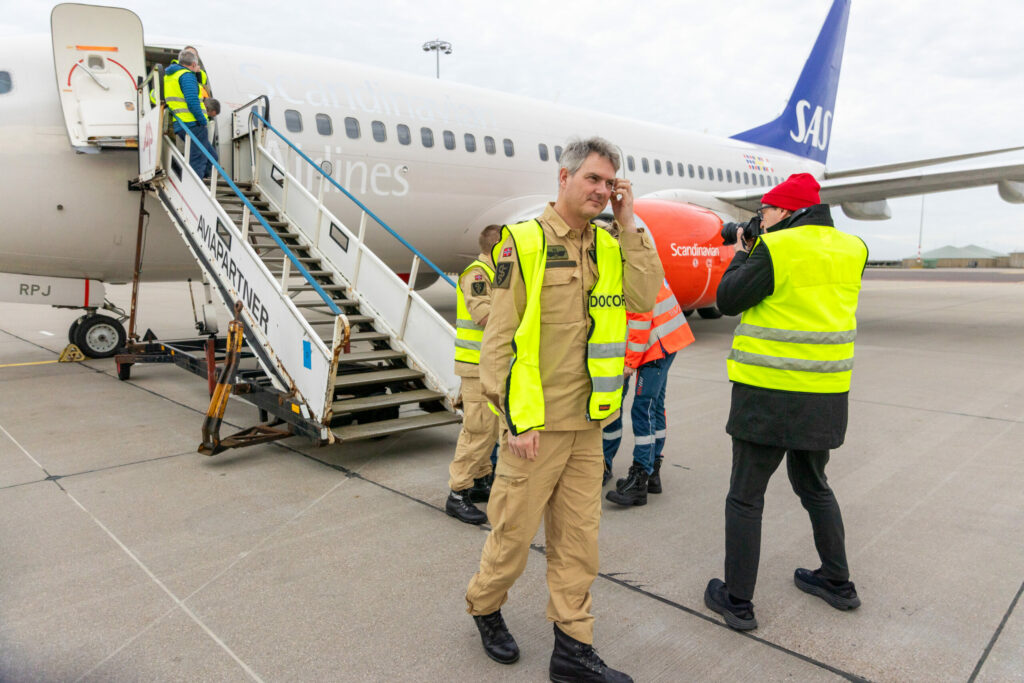 Håkon Asak der Norwegischen Streitkräfte ist als verantwortlicher Arzt bei zahlreichen Evakuierungsflügen an Bord. Die Aufnahme entstand vor dem Transport von ukrainischen Verletzten in europäische Krankenhäuser.