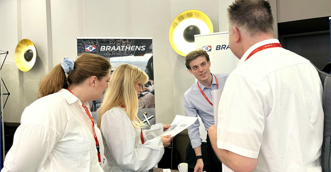 AERO INTERNATIONAL-Redakteur Wolfgang Borgmann im Gespräch mit einigen Beschäftigten der schwedischen Regionalfluggesellschaft Braathens