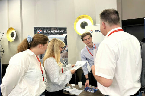 AERO INTERNATIONAL-Redakteur Wolfgang Borgmann im Gespräch mit einigen Beschäftigten der schwedischen Regionalfluggesellschaft Braathens