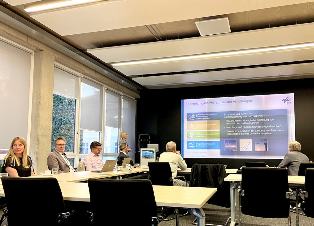 Luftfahrt-Presse-Club zusammen mit Institutsvertretern im DLR-Institut für Luftverkehr