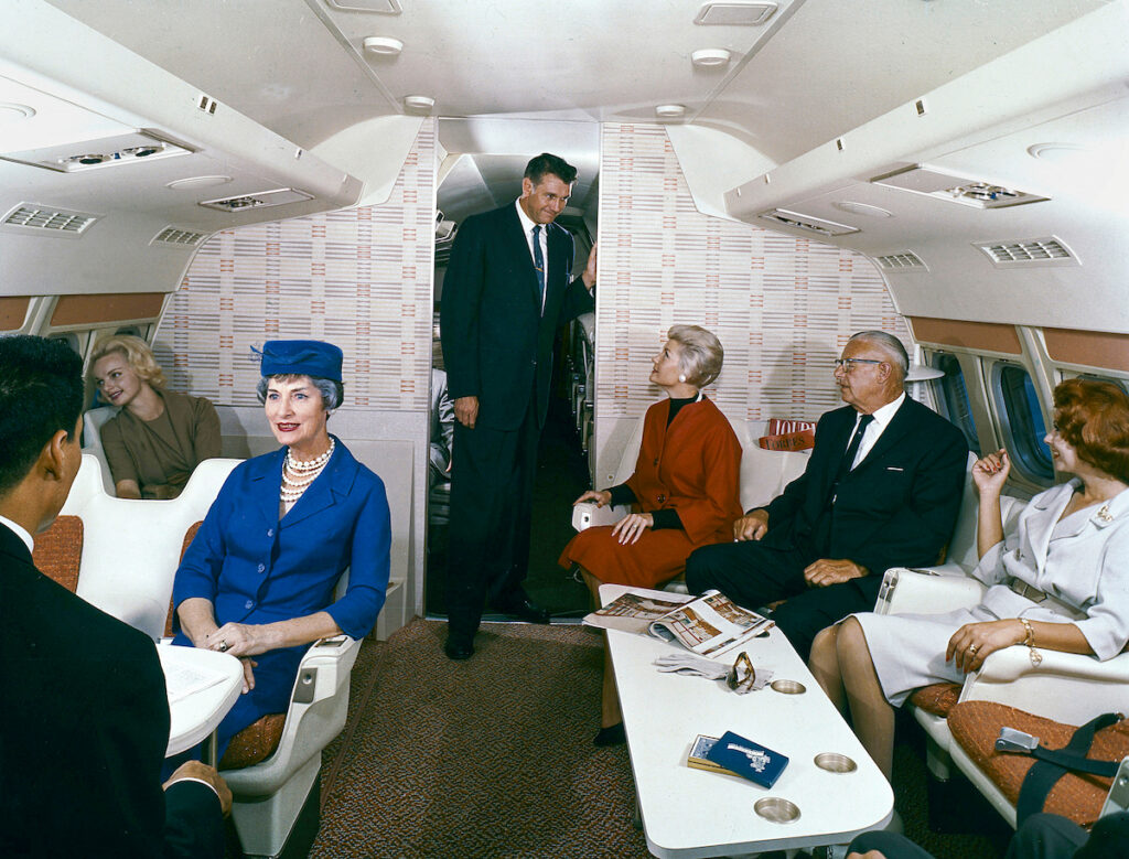 First-Class-Lounge einer CV 880 mit Fluggästen