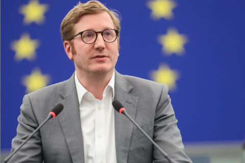 Jan-Christoph Oetjen sitzt für die FDP im Europäischen Parlament und arbeitet unter anderem intensiv in der Verkehrspolitik mit.