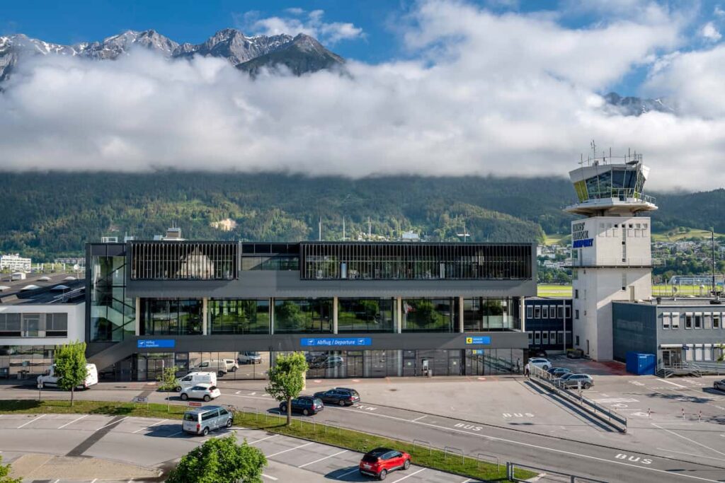 Der Innsbrucker Flughafen heute vor der Alpenkulisse