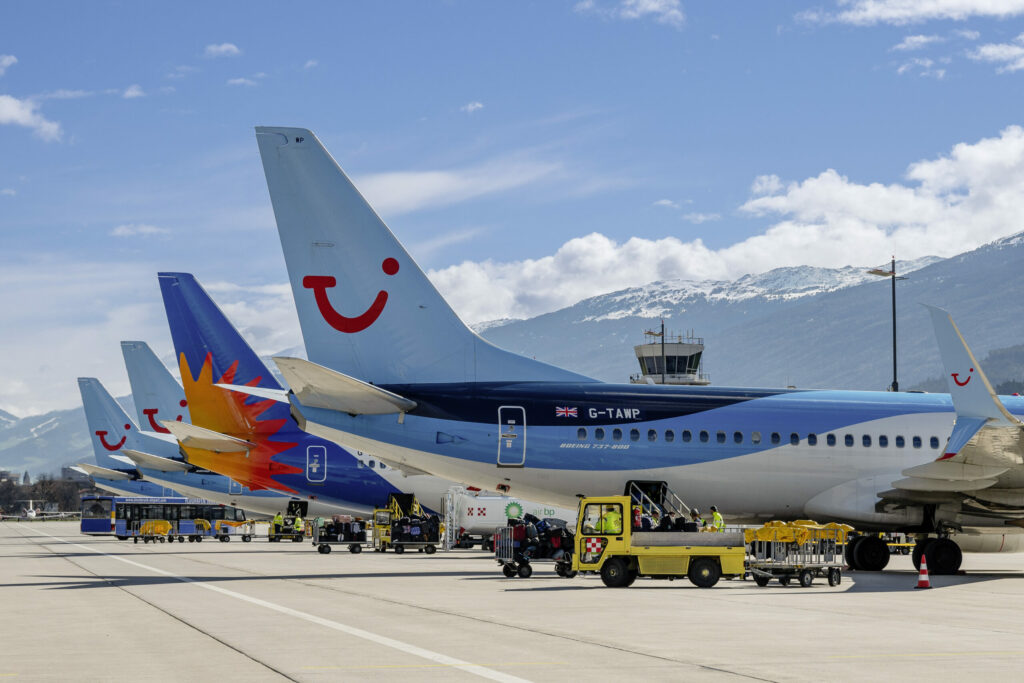 Britische Leisureairlines vor der Alpenkulisse am Innsbrucker Flughafen.
