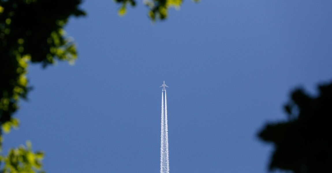 Täglich sehen wir Flugzeuge am Himmel. Doch wie schnell fliegen sie eigentlich?