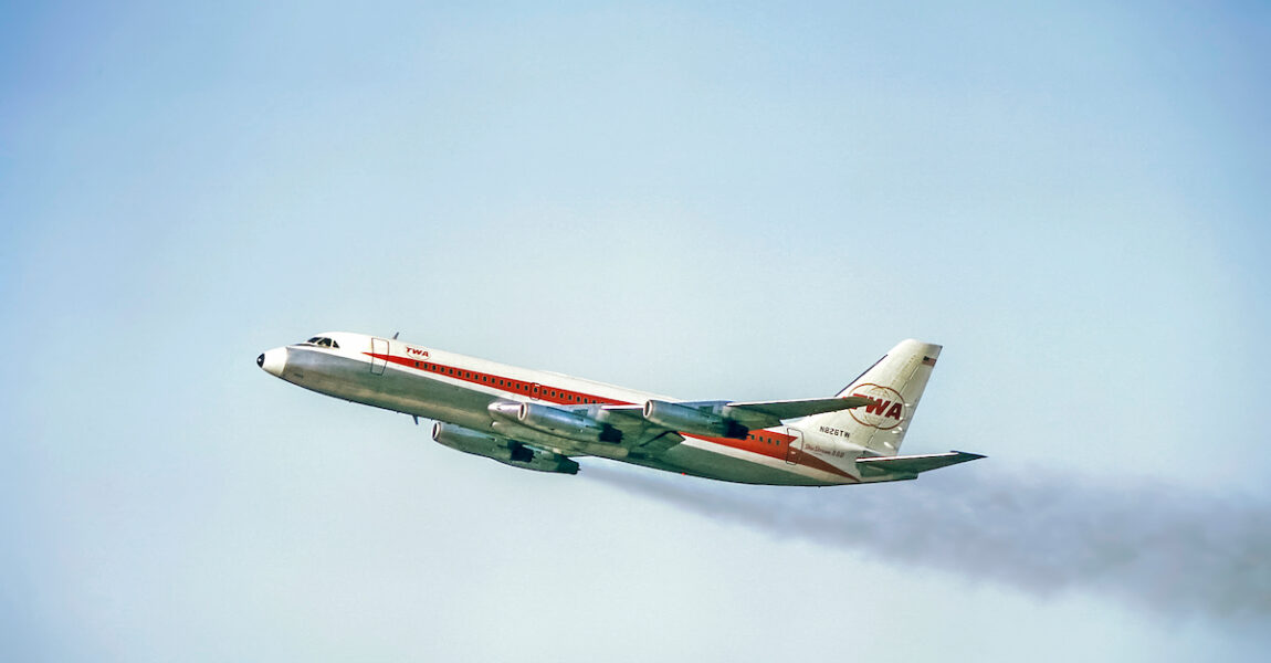 Die vier CJ-805- Triebwerke von General Electric erzeugten lange Rußschwaden