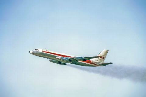 Die vier CJ-805- Triebwerke von General Electric erzeugten lange Rußschwaden