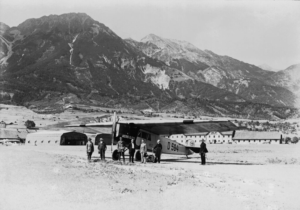 Flugzeug Innsbrucker Flughafen Reichenau vor Bergen