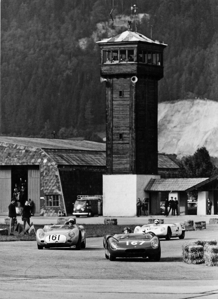 Autos bei Autorennen am Flughafen Innsbruck