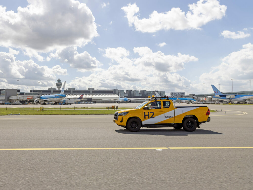 ein wasserstoffbetriebener Pick-up der Bird Control am Flughafen Amsterdam-Schiphol.