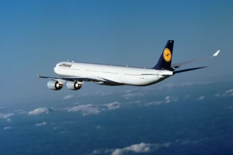 Lufthansa wird ihre mit First Class ausgerüsteten Airbus A340-600 auch im kommenden Sommer 2026 in der Hauptreisezeit einsetzen.