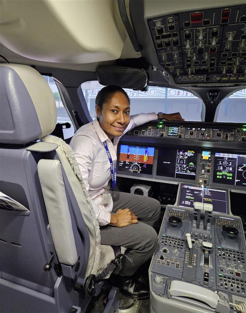 Kapitänin von Air Niugini Beverley Pakii sitz im Cockpit eines Flugzeugs