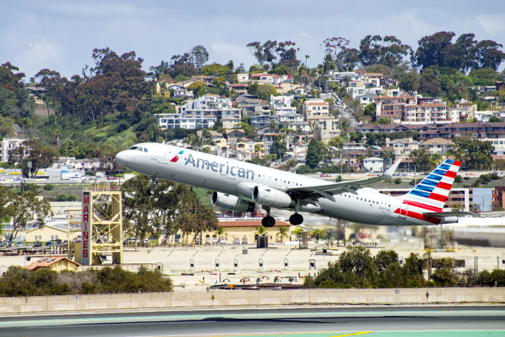 American Airlines bietet ab San Diego Verbindungen nach Charlotte an, Dallas/Fort Worth, Chicago, Miami Philadelphia und Phoenix an.