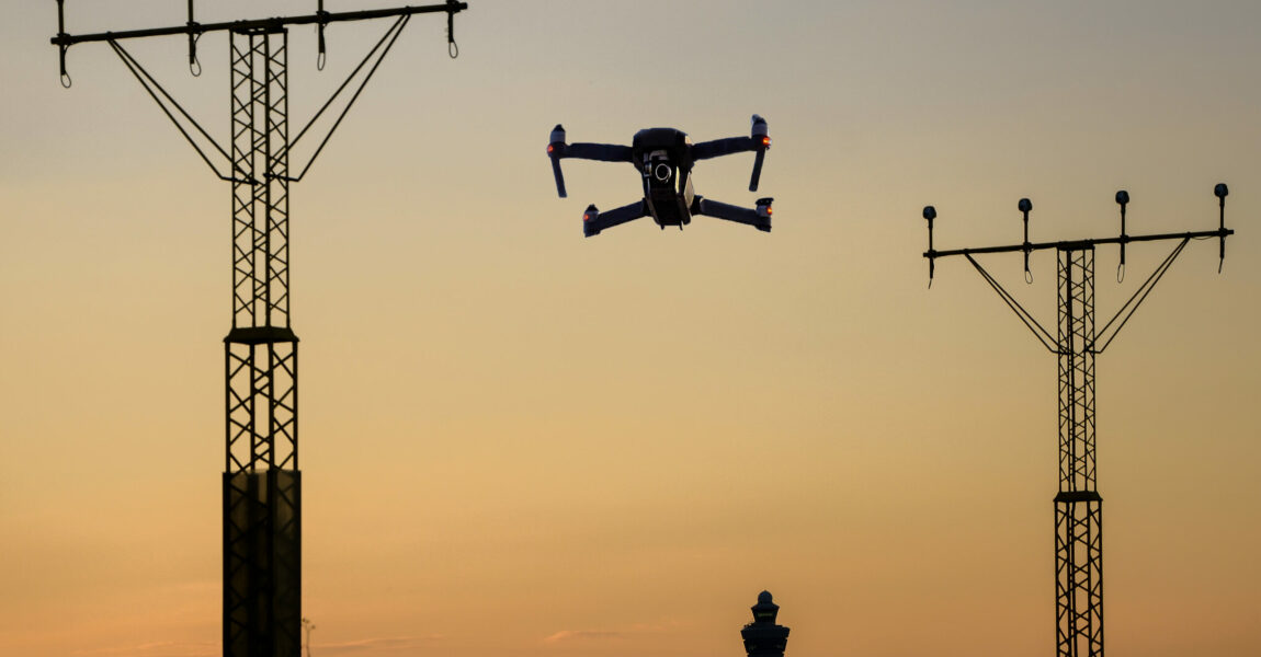 Drohne in Flughafennähe: Immer häufiger kommt es zu Sichtungen, die den Flugbetrieb stören können.