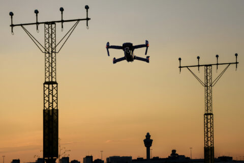 Drohne in Flughafennähe: Immer häufiger kommt es zu Sichtungen, die den Flugbetrieb stören können.