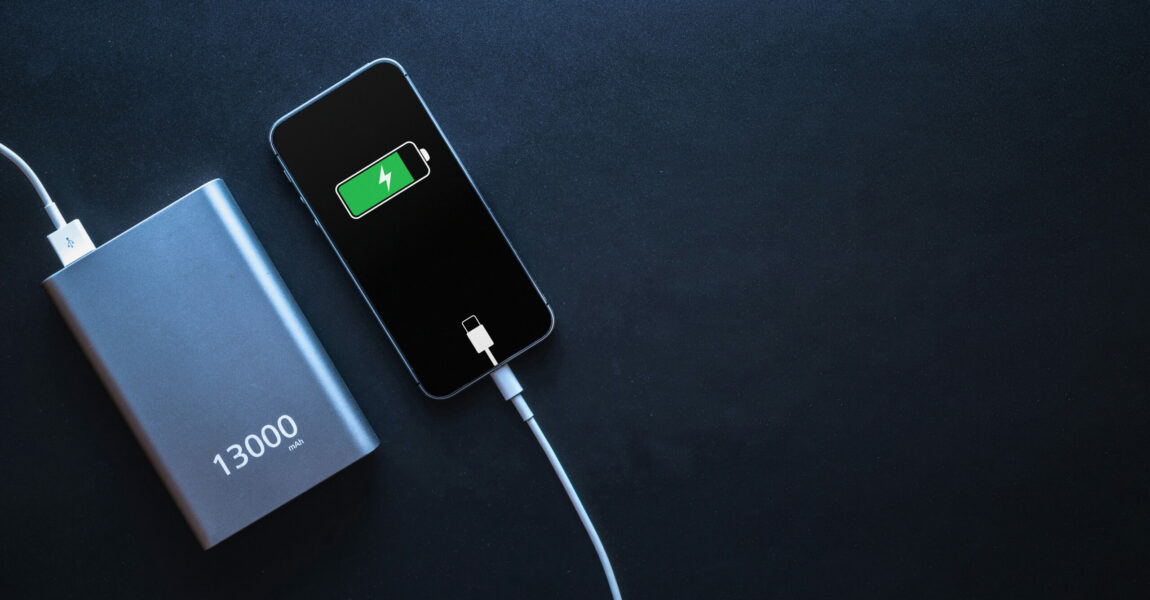 Powerbanks sind im Flugzeug erlaubt – aber nur unter bestimmten Bedingungen.